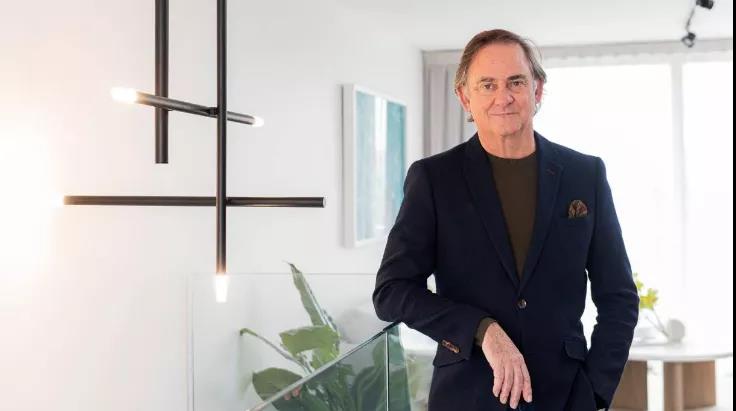 1606701532249812.jpg 6 Tony Houston在其中一套預(yù)制房住宅的客廳里.jpg