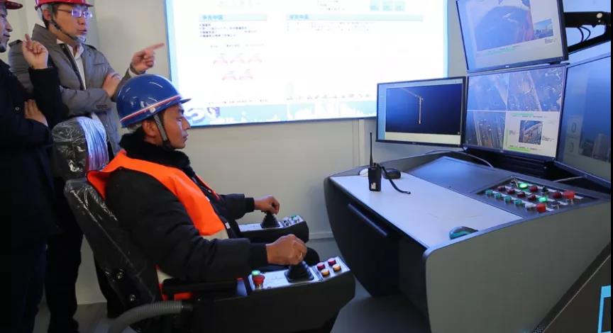 2020年11月 完成基于5G環(huán)境的首次遠(yuǎn)程吊裝.jpg